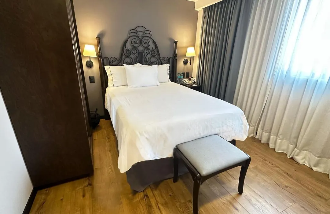 Hotel Canada-1