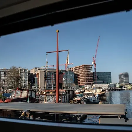 Houseboat-Amsterdam-2