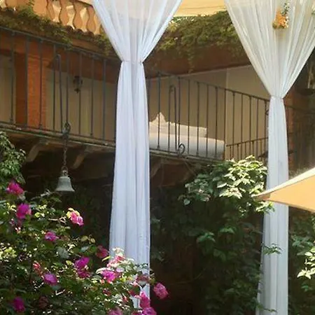 L' Hotel-2
