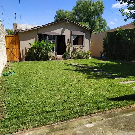 Casita Casa con parque, estacionamiento y pileta en Tigre-2