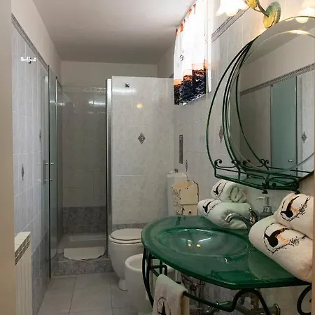 LE STREGHE rooms e art,centralissimo con garage su richiesta-2