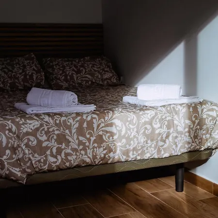 Triana Riverside Guesthouse-3