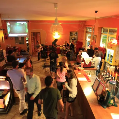 Sunflower Beach Backpacker Hostel & Bar-2