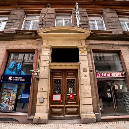 2B Hostel & Rooms-3
