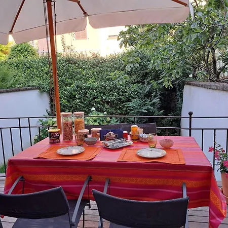 Casa Mari - Free Secure Parking, Breakfast, Private Bathroom, Wifi, Garden, Aircon, 5 Min Walk To Metro And Train Station-3