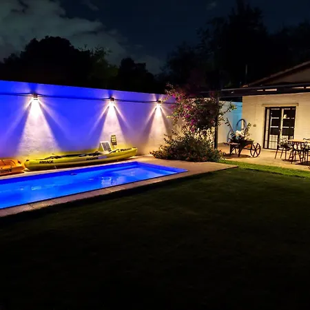 Oasis Mendoza, casa amplia, pileta privada, jardín, cochera portón automático, aire acondicionado en todos los ambientes, TU HOGAR EN LA CIUDAD-2
