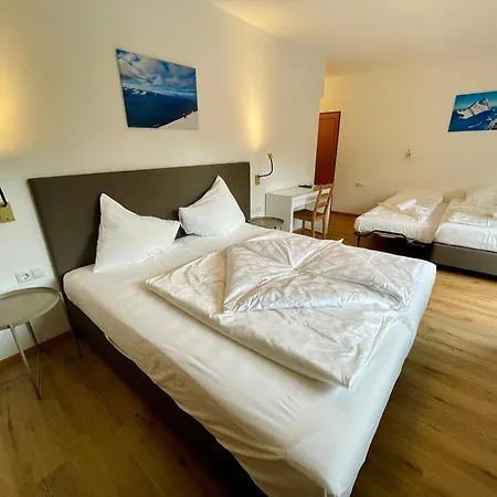 B&B Transit Rooms - Your Stopover, Free Parking-2