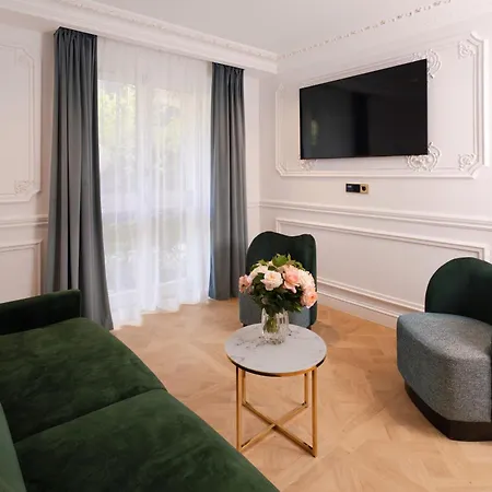Le Triomphe Paris-3
