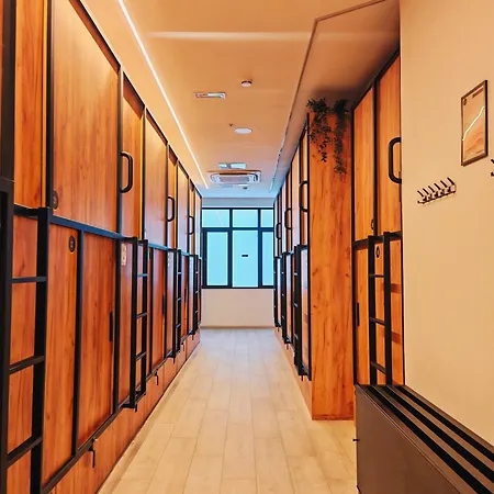 Capsule Inn Madrid-3