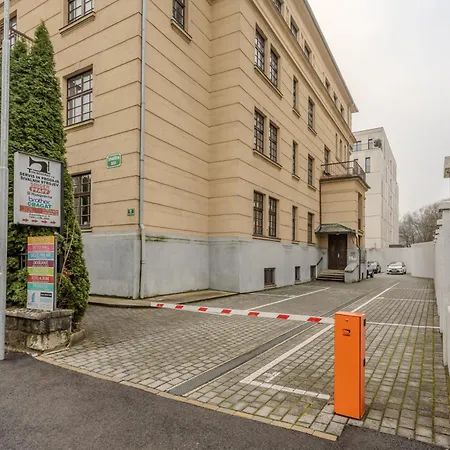 Urban Rooms-- Free Parking---3