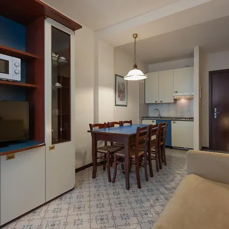 Aparthotel Holiday-2