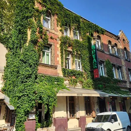 Budapest Party Hostel At Udvarom-3