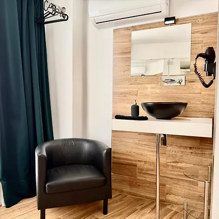 Ilustre - City-View Rooms with AC in Málaga's Old Town - Steps from Calle Larios&the Thyssen-3