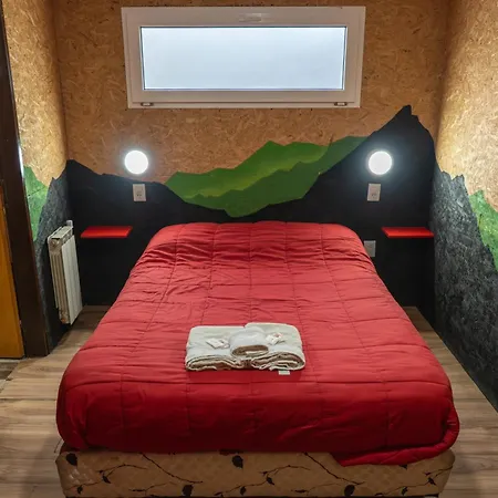 Moving Hostel Travel Bar-2