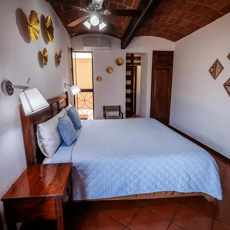 Las Mariposas Hotel&Studios-3