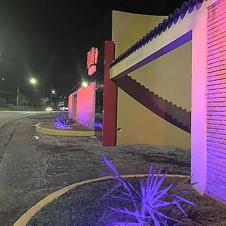 Free Way Motel-3