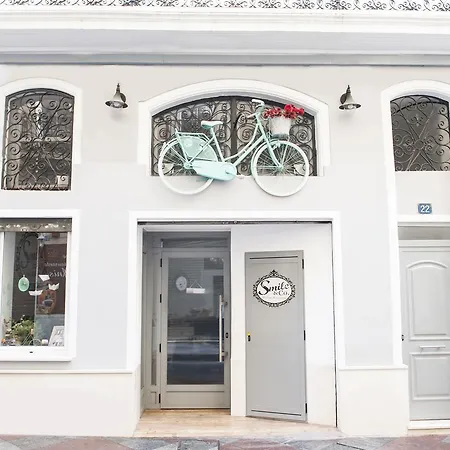 Hotel Smile & Co Hostal Boutique-3