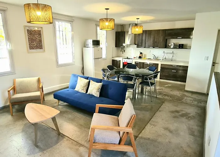 Modern house with garden close to Arístides Mendoza