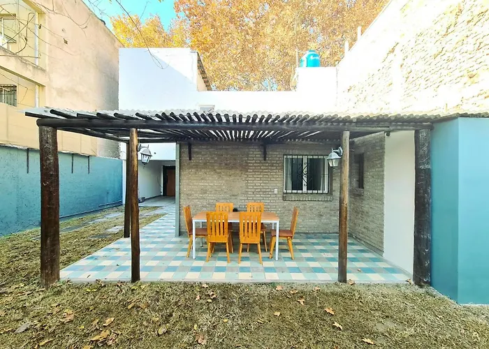 Modern house with garden close to Arístides Mendoza
