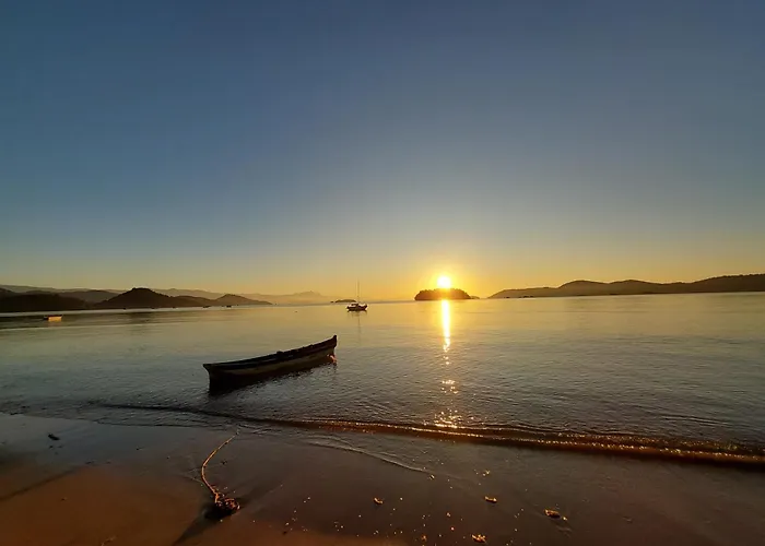 Pousada Lírios do Campo Hidromassagem - Sauna-Ar condicionado - Piscina - salão de jogos - 200 metros da praia Jabaquara Paraty