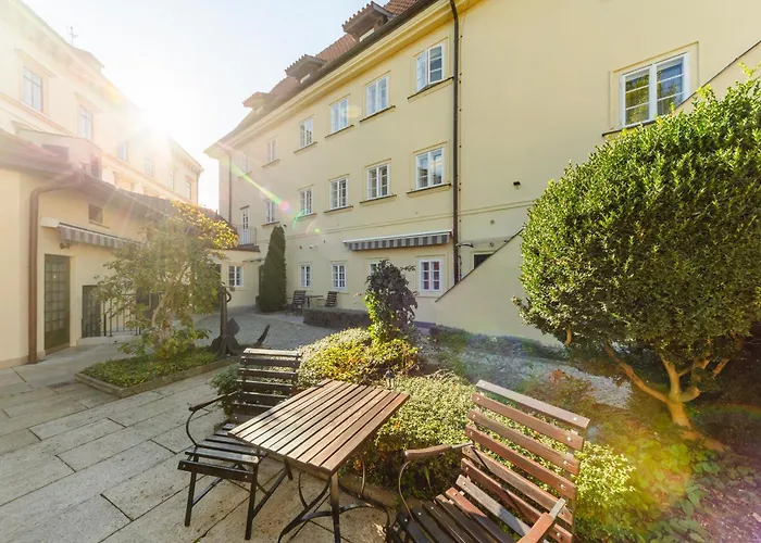 Hotel Archibald At The Charles Bridge Praga
