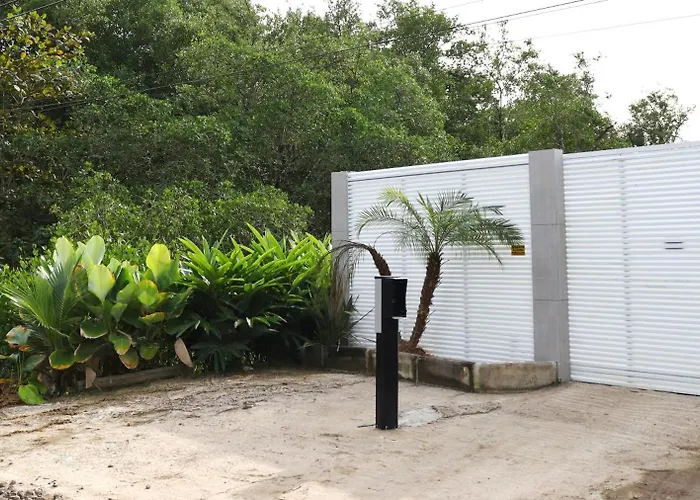 Pousada Lírios do Campo Hidromassagem - Sauna-Ar condicionado - Piscina - salão de jogos - 200 metros da praia Jabaquara Paraty