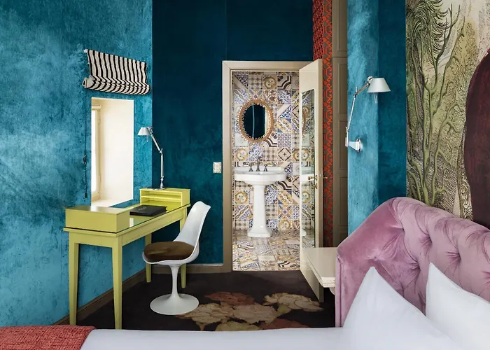 Hotel Du Petit Moulin, Haute Couture Hotel By Lacroix París