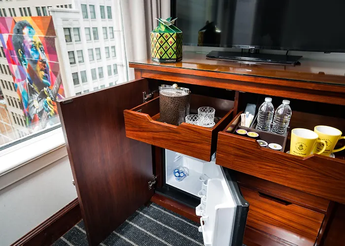 Staypineapple, An Iconic Hotel, The Loop Chicago