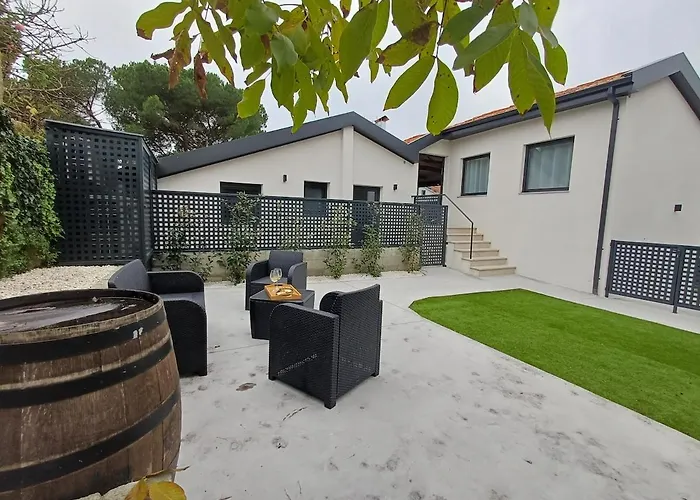 Villa La Marquesa - amplia, con patio y barbacoa Ourense