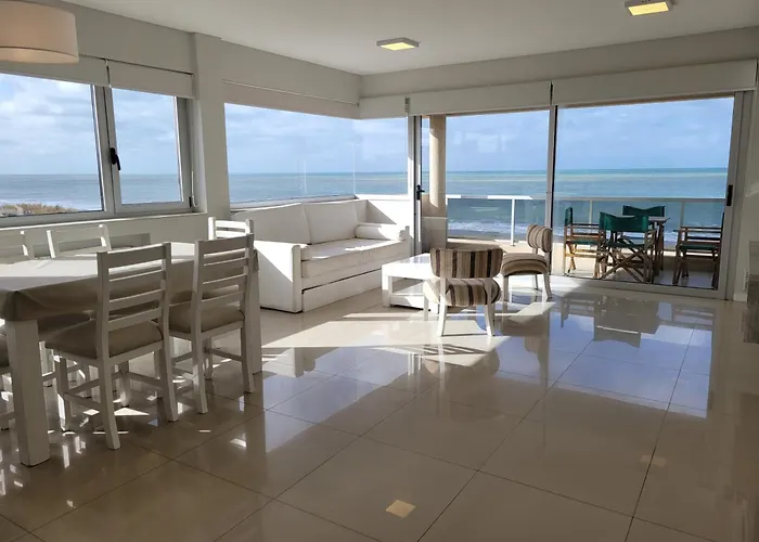 Hotel Departamentos frente al mar 108 y el mar Villa Gesell