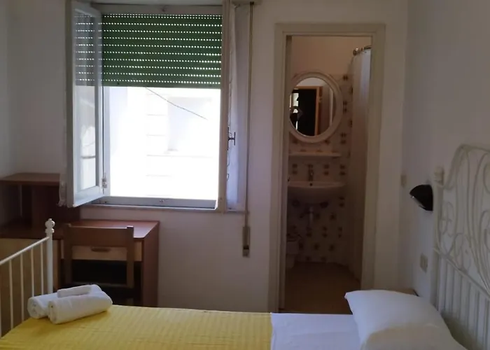 Fiorina Bed&Breakfast - Colazione fino a mezzogiorno - Beach Village gratuito - Parcheggio moto gratis e videosorvegliato Riccione