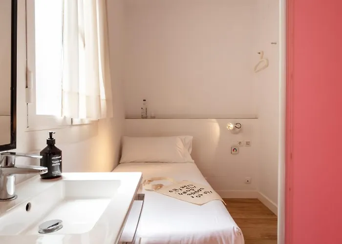 Chic & Basic Tallers Hostal Barcellona